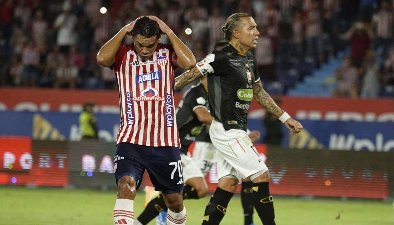Bacca se lamenta tras fallar un penalti.