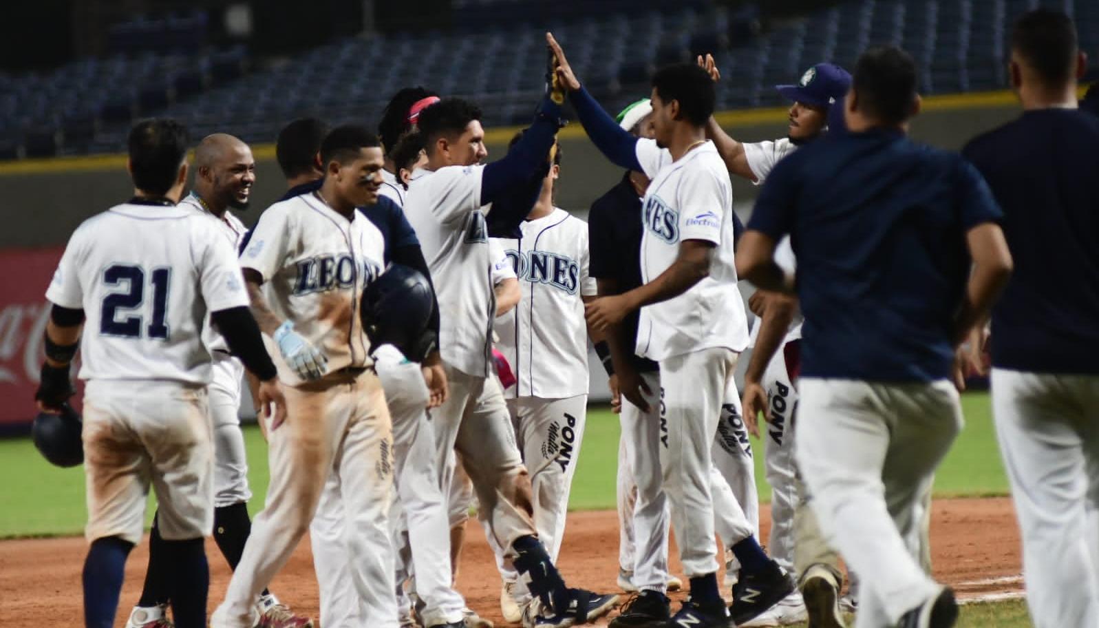 Felicitación a José Sibrián por parte de sus compañeros de Leones.