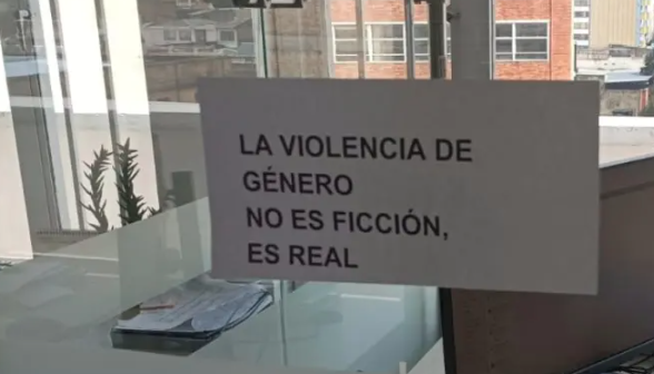Carteles colocados en las oficinas de la Cancillería. 
