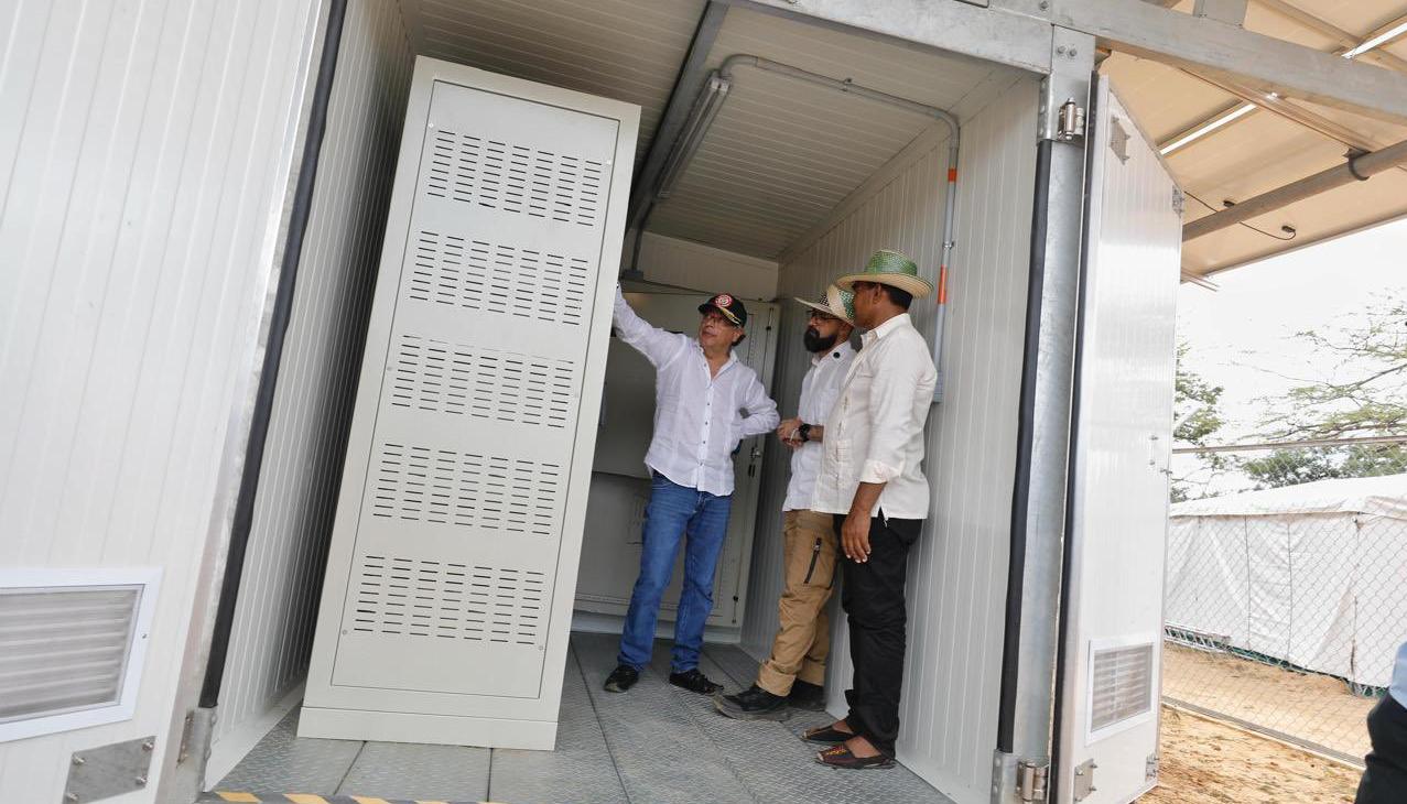 El Presidente Gustavo Petro y el ministro de Minas, Andrés Camacho, entregando las obras en La Guajira. 