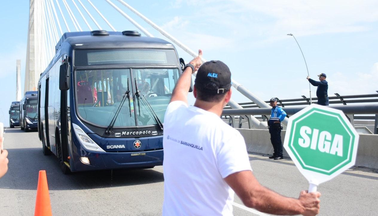 El Alcalde Alejandro Char dándole la bienvenida a los nuevos buses de Transmetro.