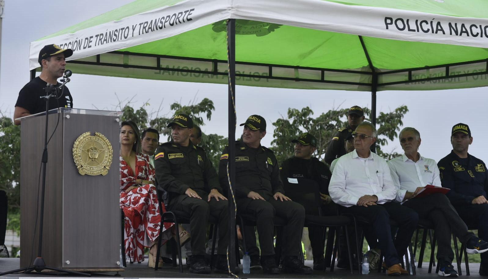 Alcalde Char con altos mandos de la Policía y de Gobierno durante una visita a Barranquilla.