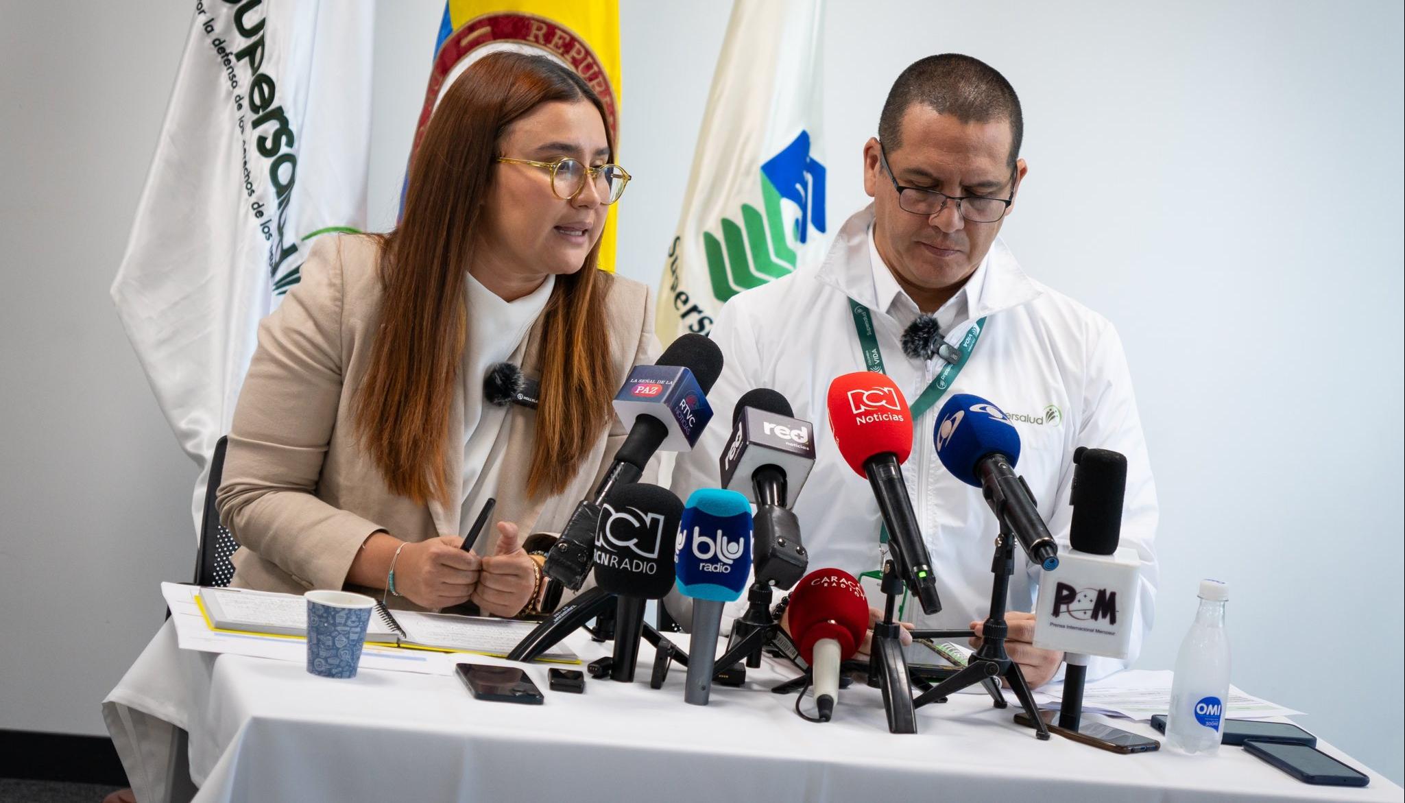 La superintendente de Economía Solidaria, María José Navarro y el superintendente de Salud, Giovanny Rubiano.