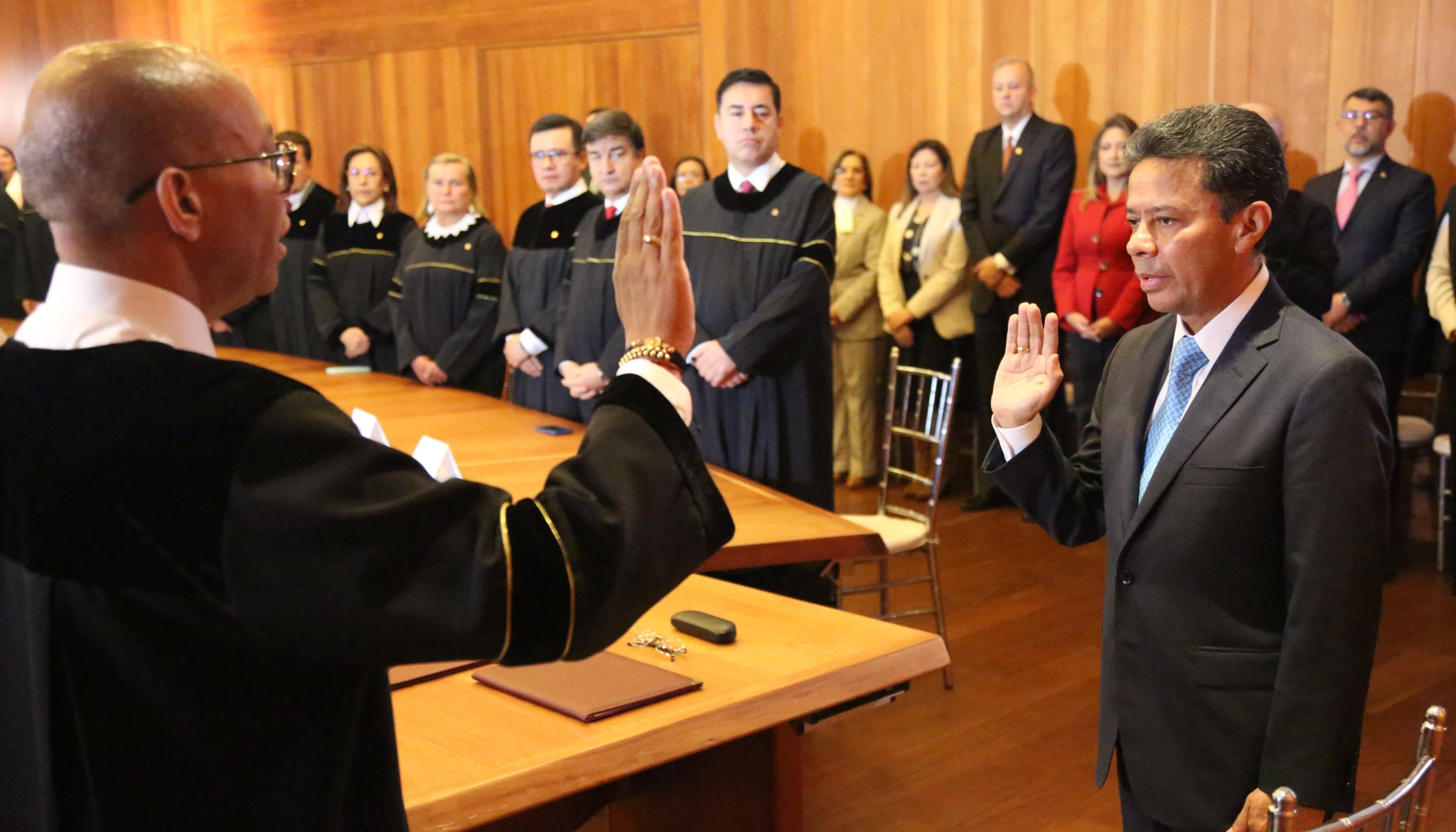 Posesión del magistrado Juan José Urbina ante la Corte Suprema. 