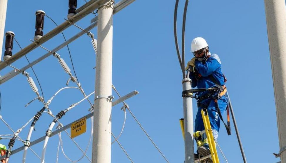 Operario de Air-e realizando trabajos eléctricos. 