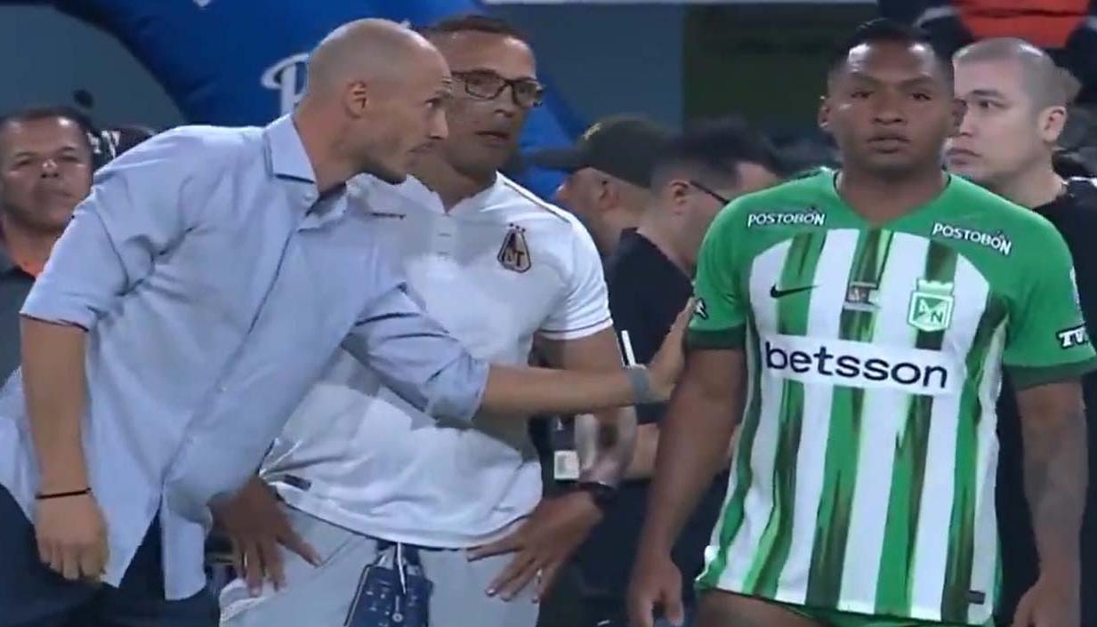 Momento en el que David González se le acerca a Alfredo Morelos.