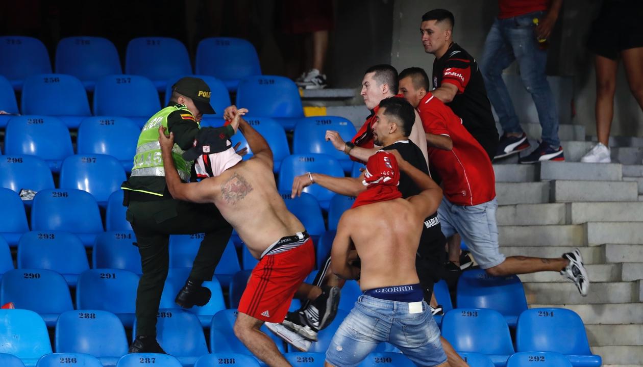 Hinchas del América atacan a un policía.