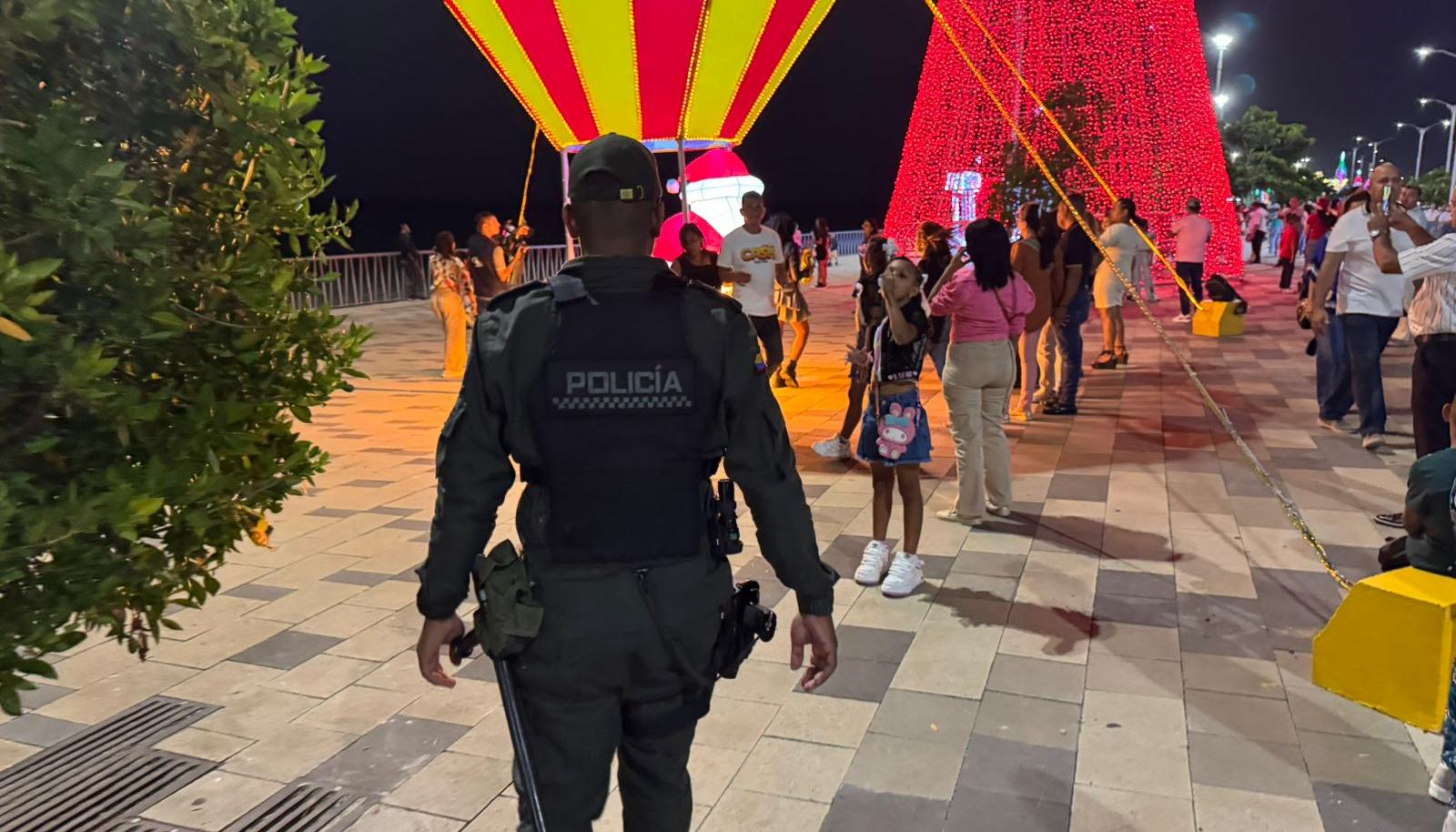 La Policía realiza vigilancia en los sitios de mayor concentración de personas en esta Noche de Velitas. 