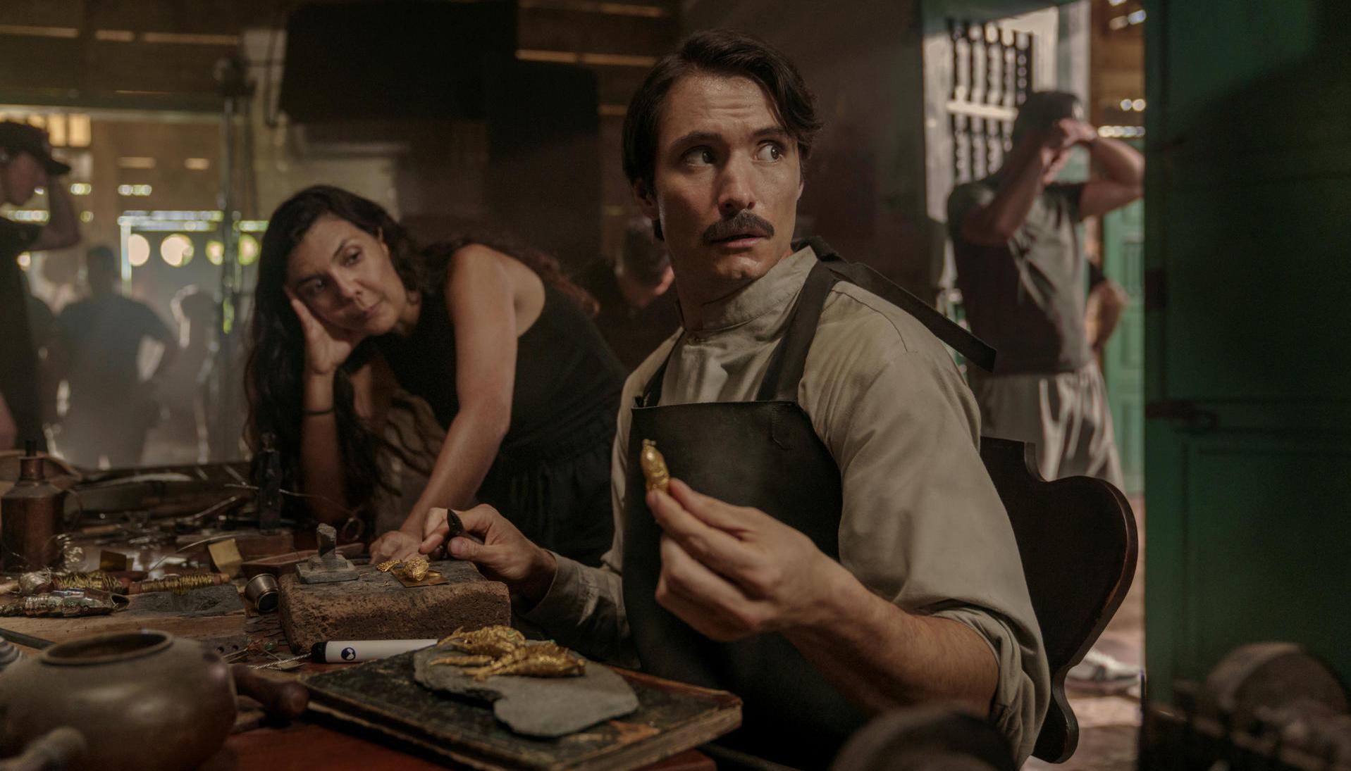 El actor colombiano Claudio Cataño, que interpreta a Aureliano, junto a la directora de la serie, Laura Mora. 