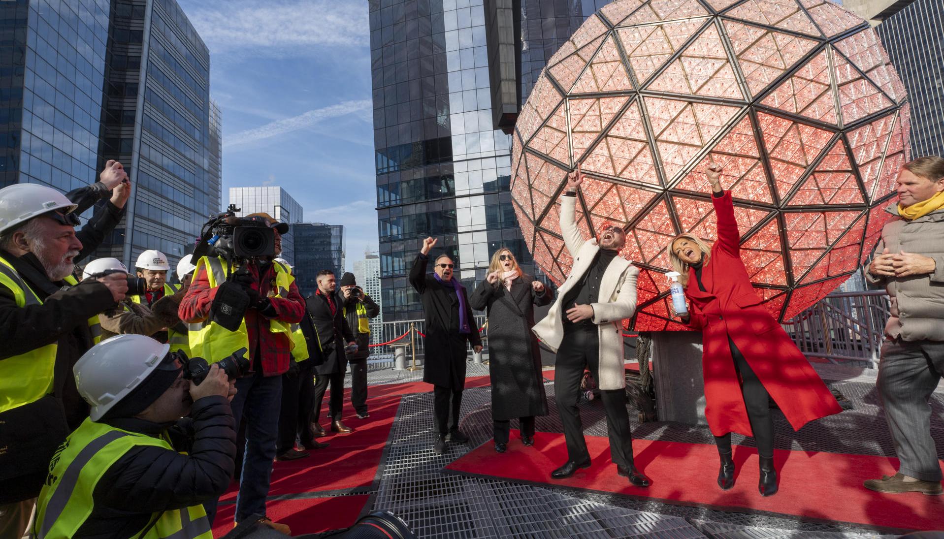 El rapero y compositor Pitbull, celebra tras colocar el último cristal de la icónica bola de cristal de Times Square. 
