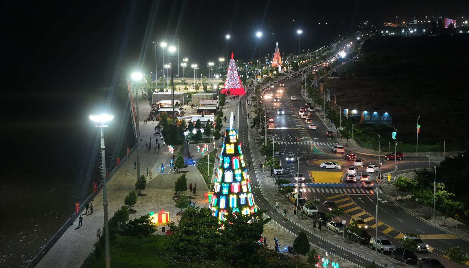 Aspecto del Gran Malecón con el alumbrado navideño. 