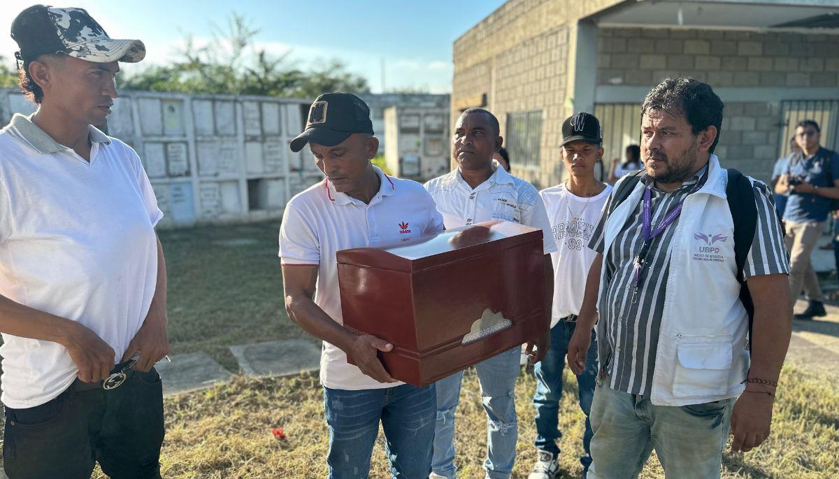Familiares de una de las víctimas dándole el último adiós, en el Magdalena.