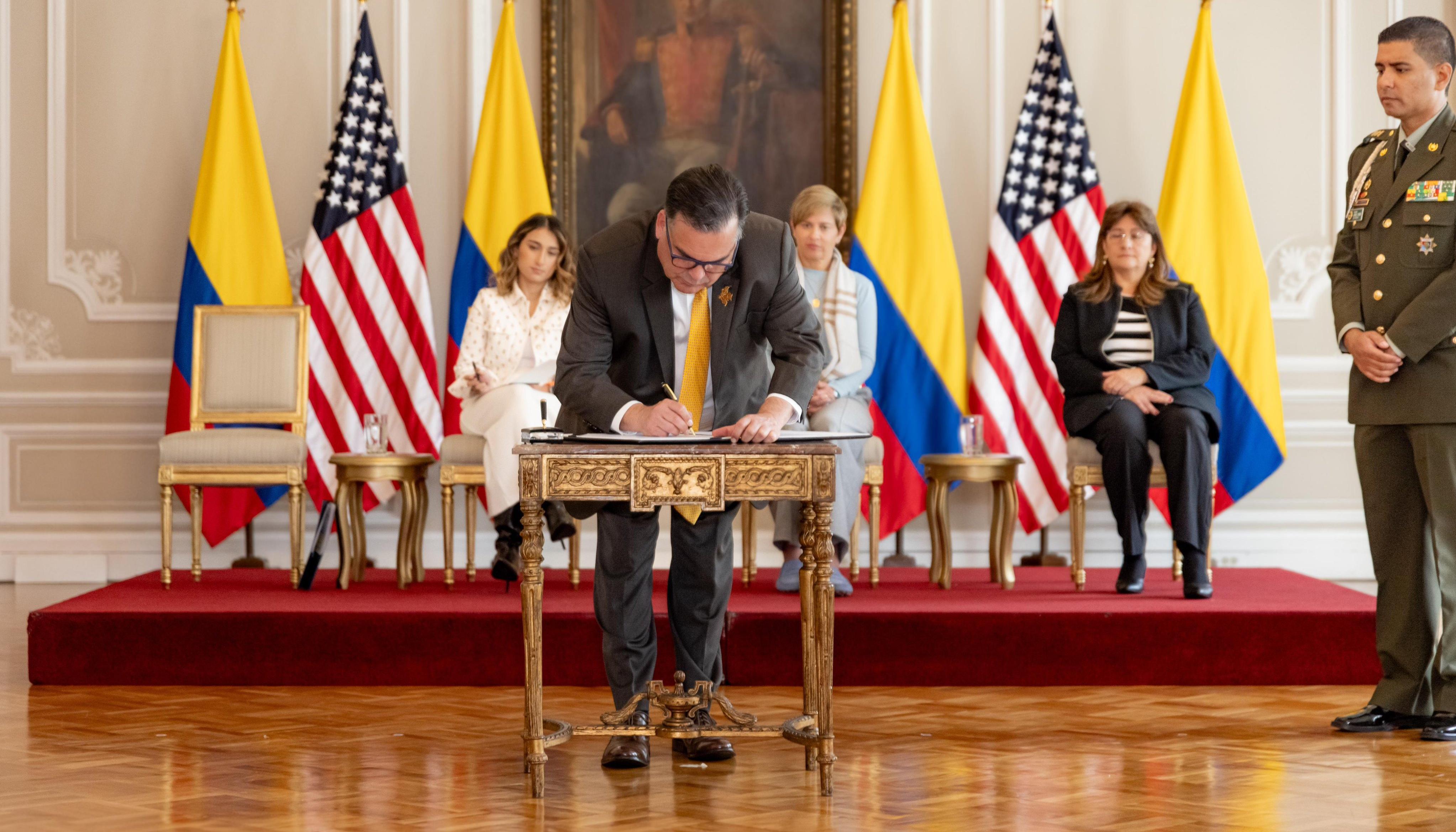 El embajador de Estados Unidos, Francisco Palmieri, firmando el Memorando de Entendimiento.