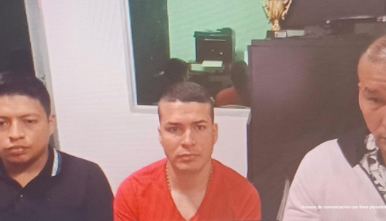 Tres de los policías capturados.