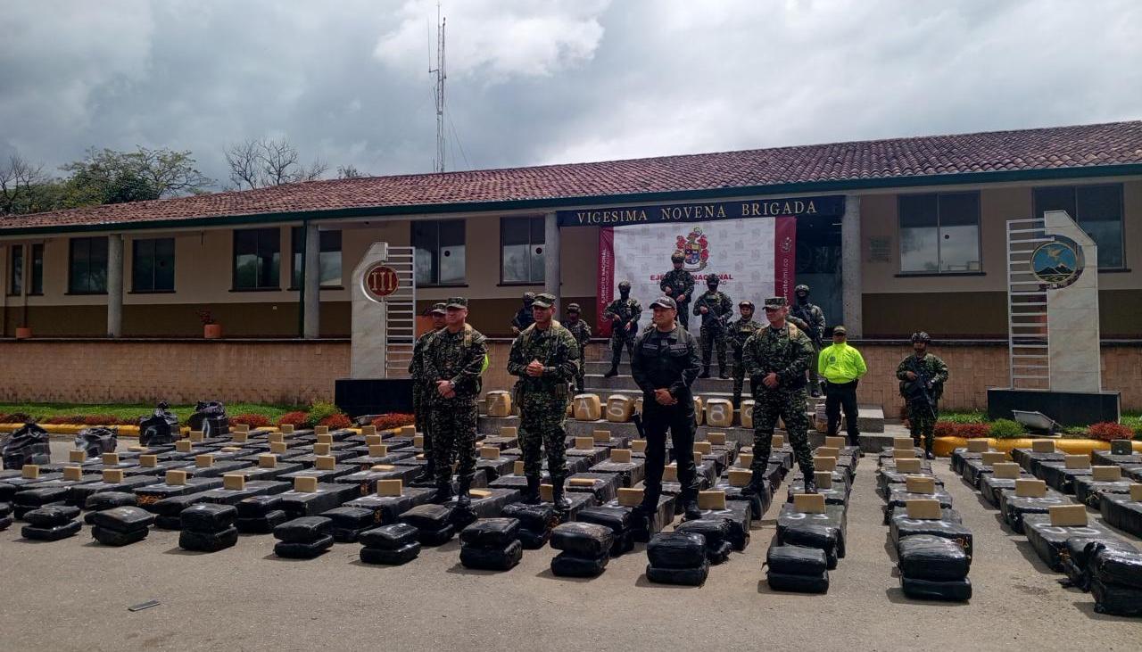 Fotografía de la incautación de 7 toneladas de marihuana pertenecientes a la estructura criminal Dagoberto Ramos, en Silvia, Cauca. 