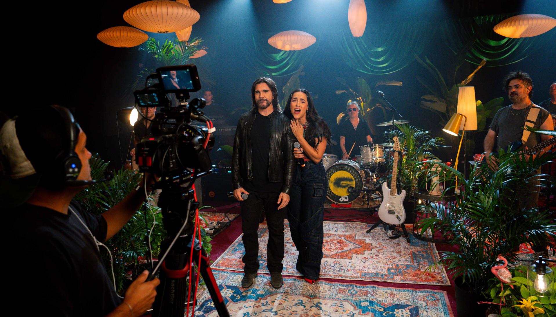 Fotografía del cantante colombiano Juanes, junto a la cantante puertorriqueña Gale. 