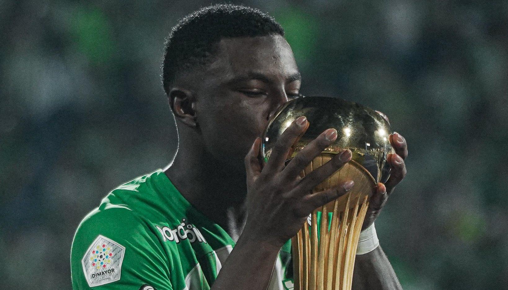 Marino Hinestroza besando el trofeo de campeón de la Liga.