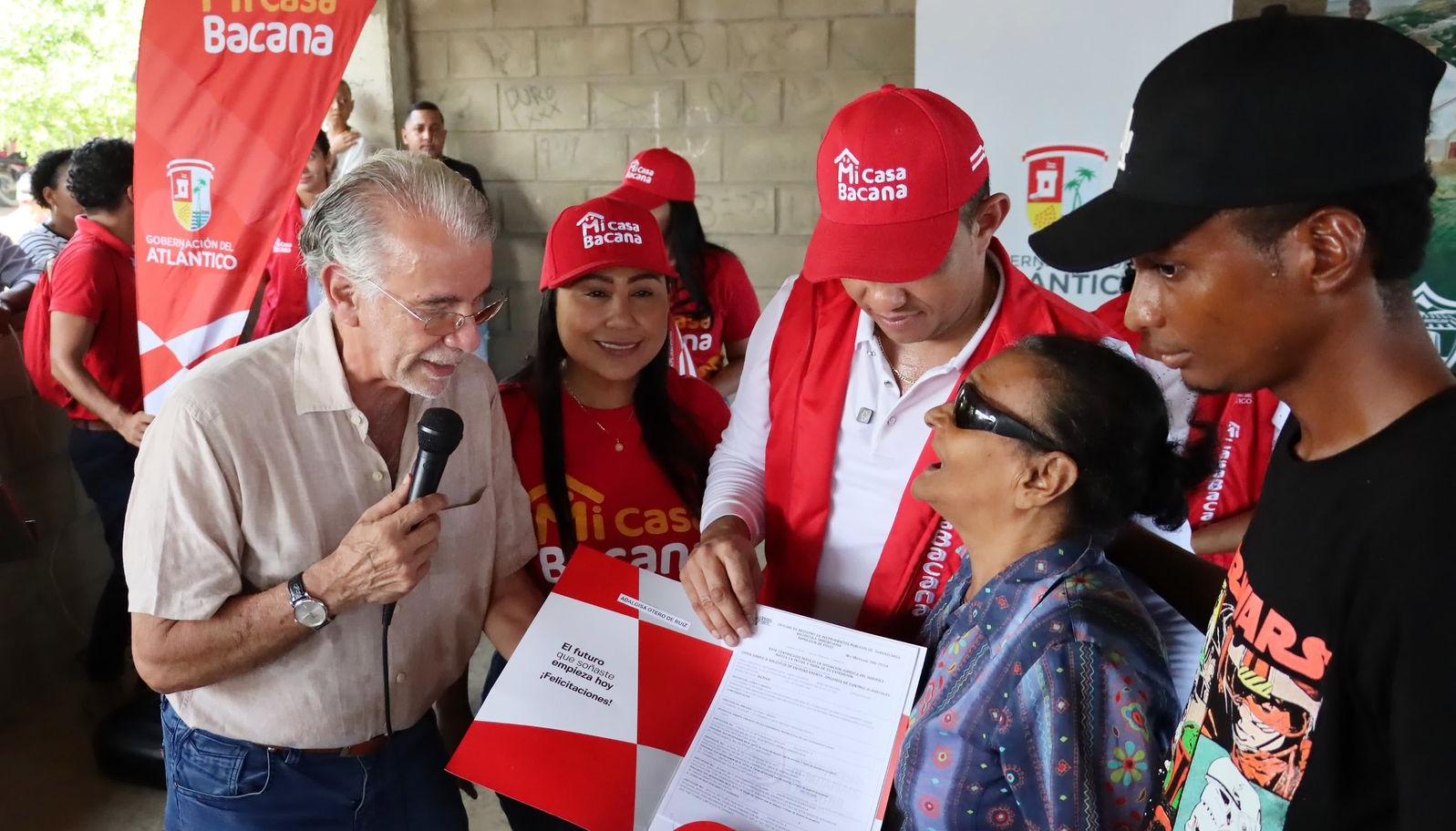 El Gobernador Eduardo Verano en entrega de viviendas.