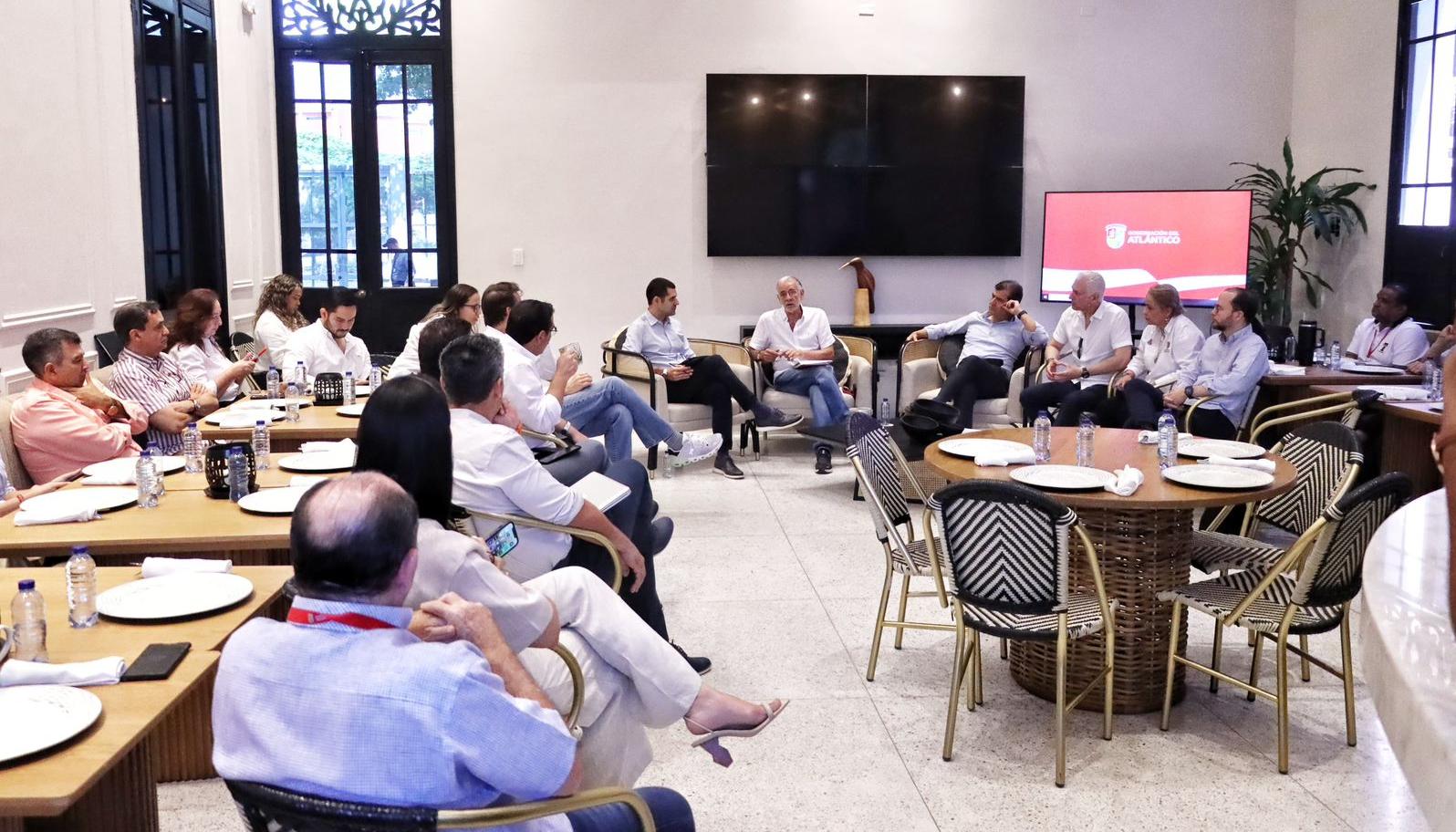 Aspecto de la reunión entre el gobernador Eduardo Verano y gremios del Atlántico.