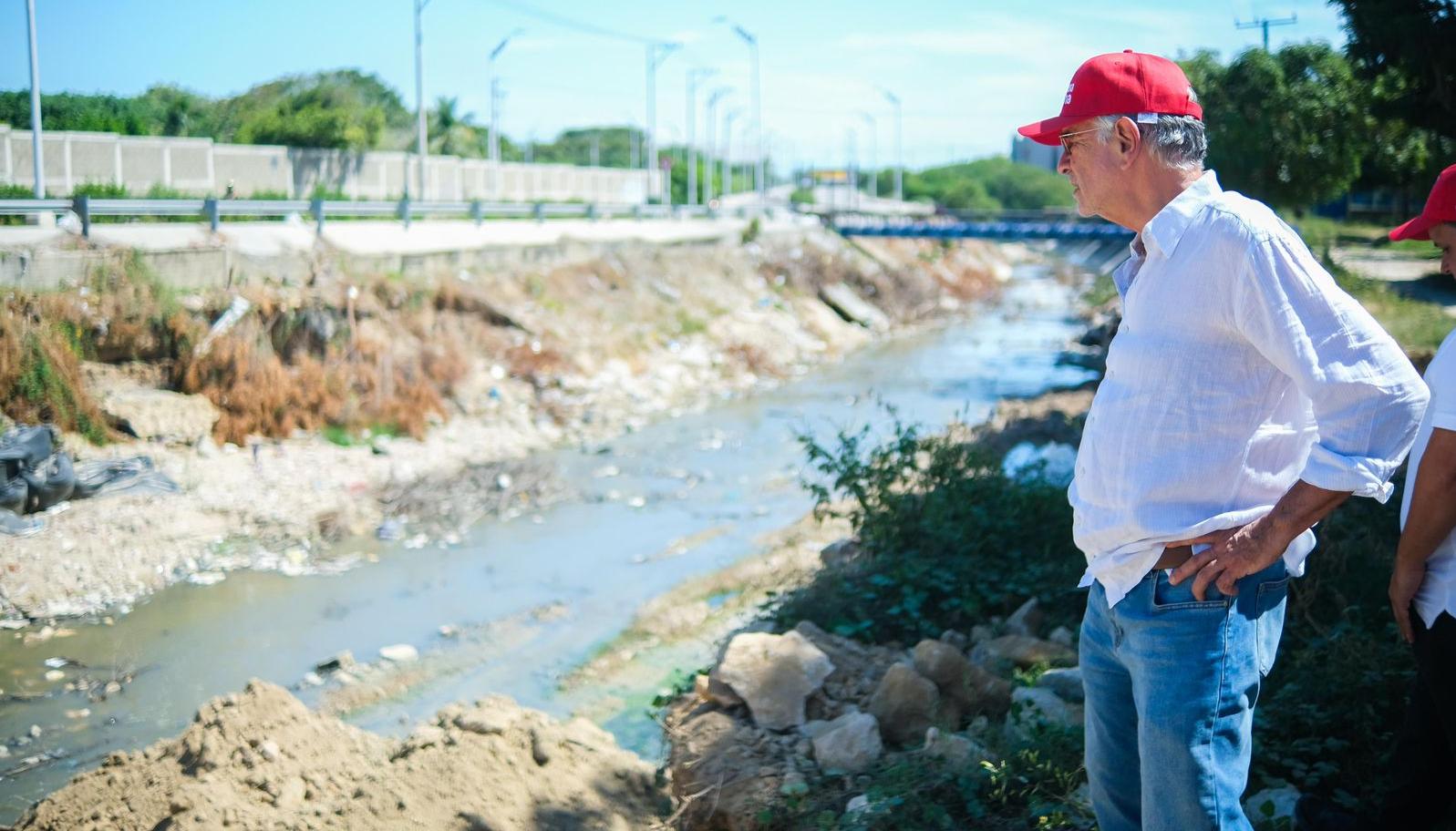 Gobernador Verano durante la visita de inspección de la obra en Soledad.