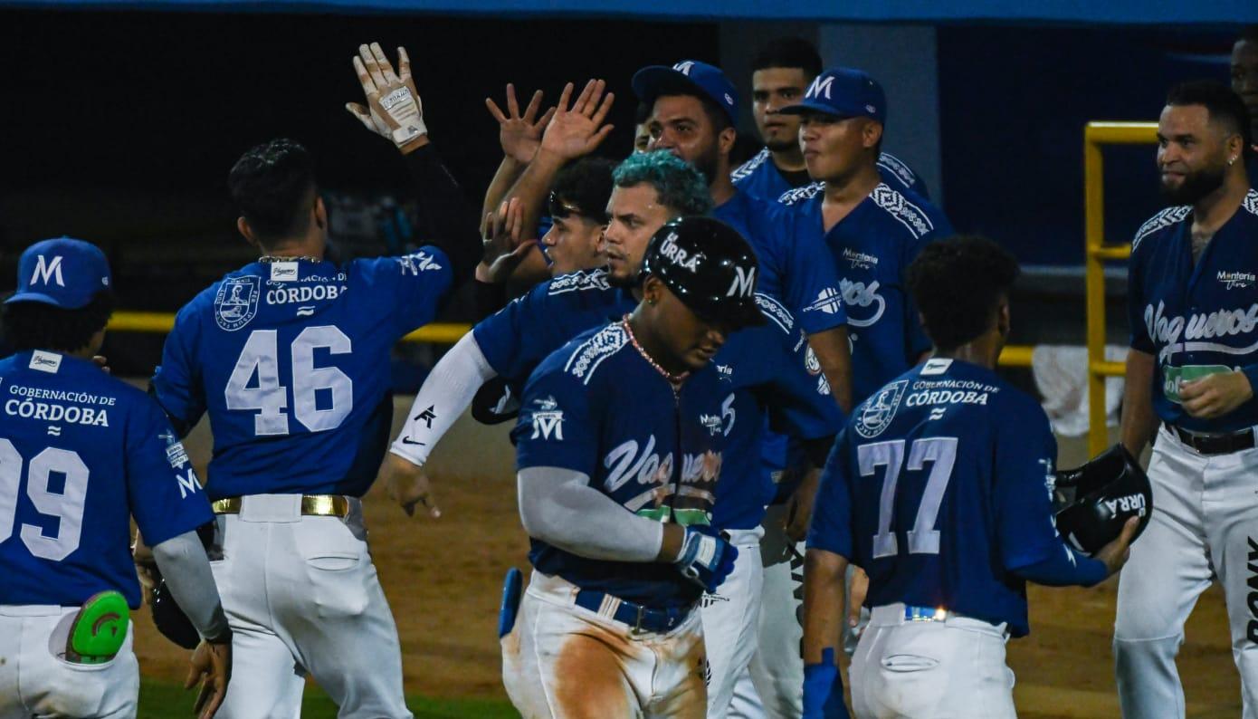 Celebración masiva de los peloteros de Vaqueros tras anotar una carrera.