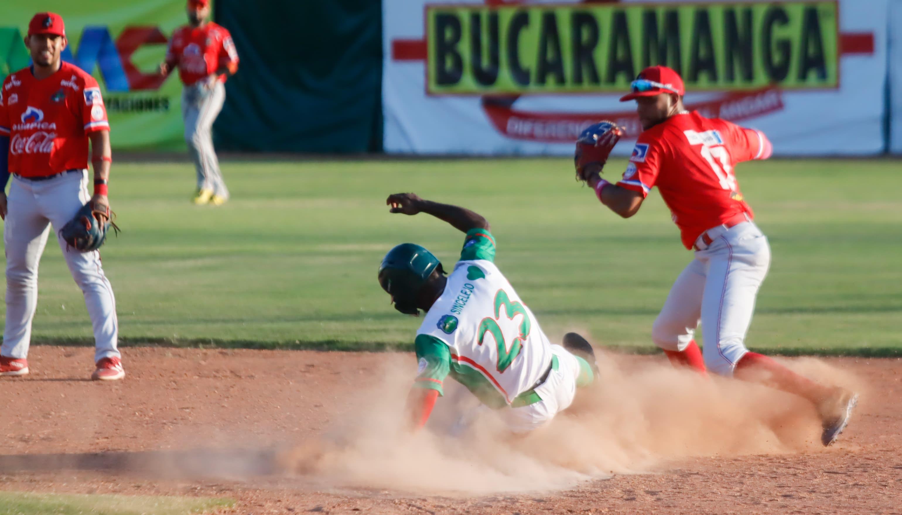 Jaider Morelos, de Caimanes, pone out en segunda a un corredor de Toros. 