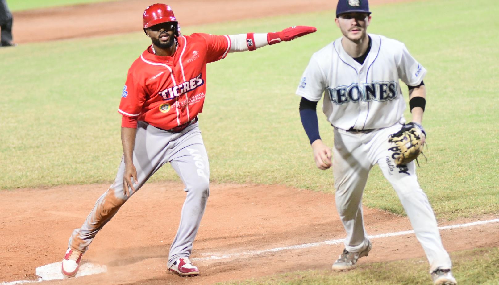 Acción del juego entre Leones y Tigres. 