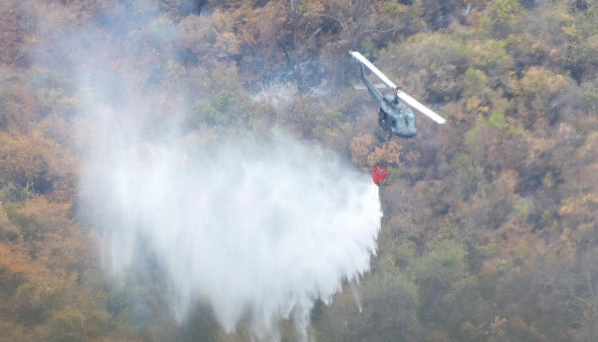 Operativos de las autoridades para controlar los incendios.