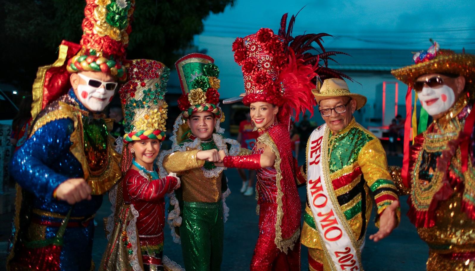 Los reyes del Carnaval junto a la danza Congo grande de Barranquilla.