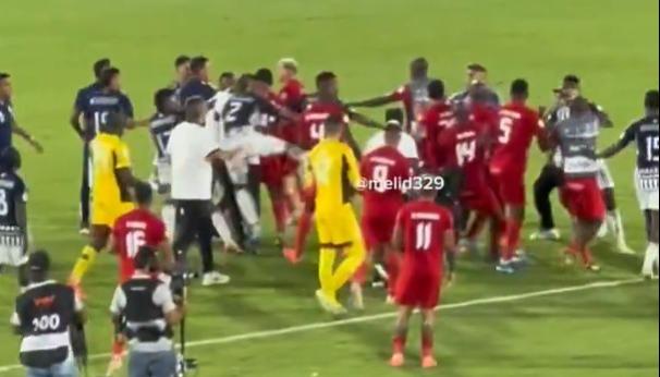 La pelea de los jugadores de Junior y América.