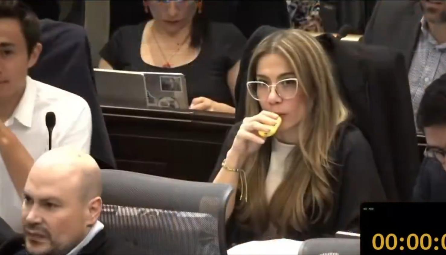 La representante Cathy Juvinao con el vapeador.