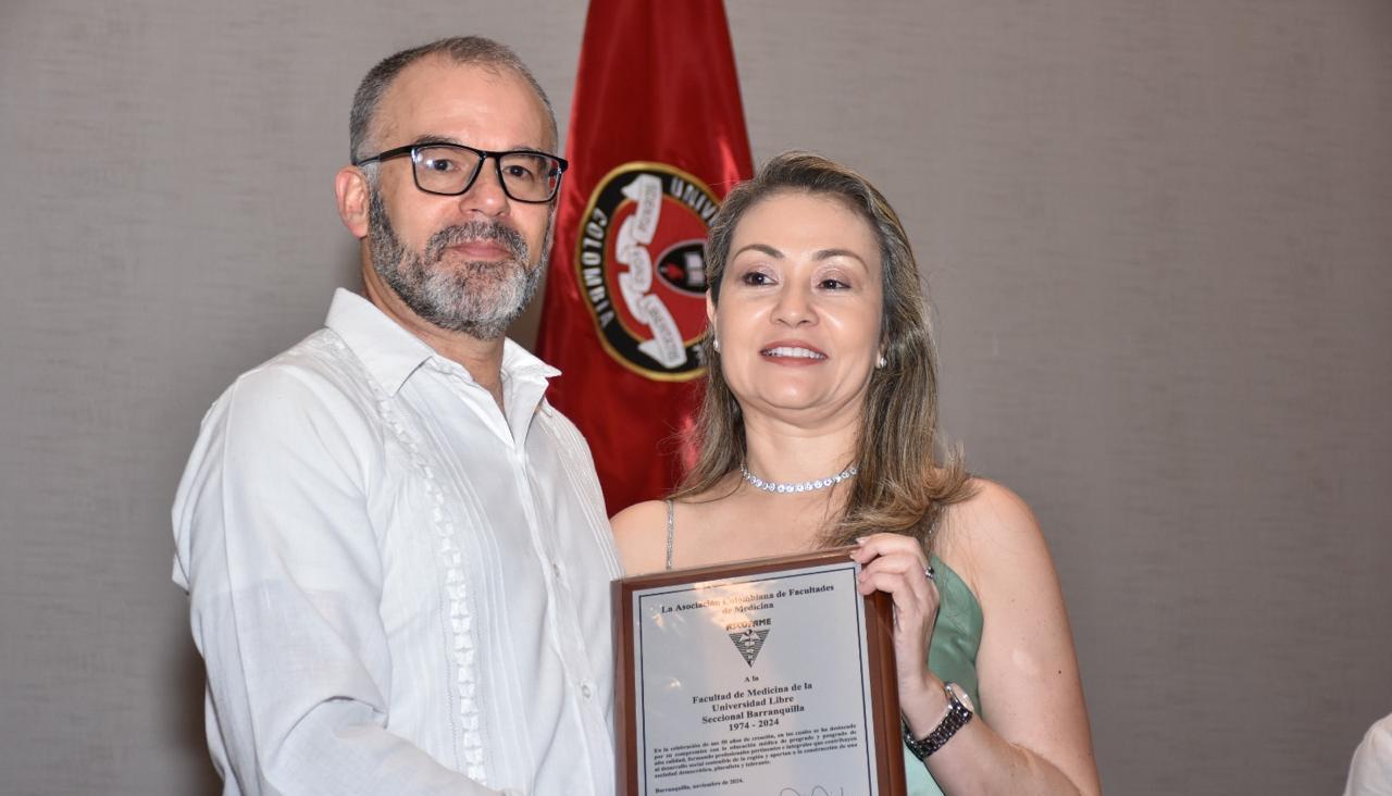 La Asociación de Facultades de Medicina (ASCOFAME), a través del Dr. Luis Carlos Ortiz Monsalve, otorga reconocimiento al Programa de Medicina de la Universidad Libre Seccional Barranquilla. 