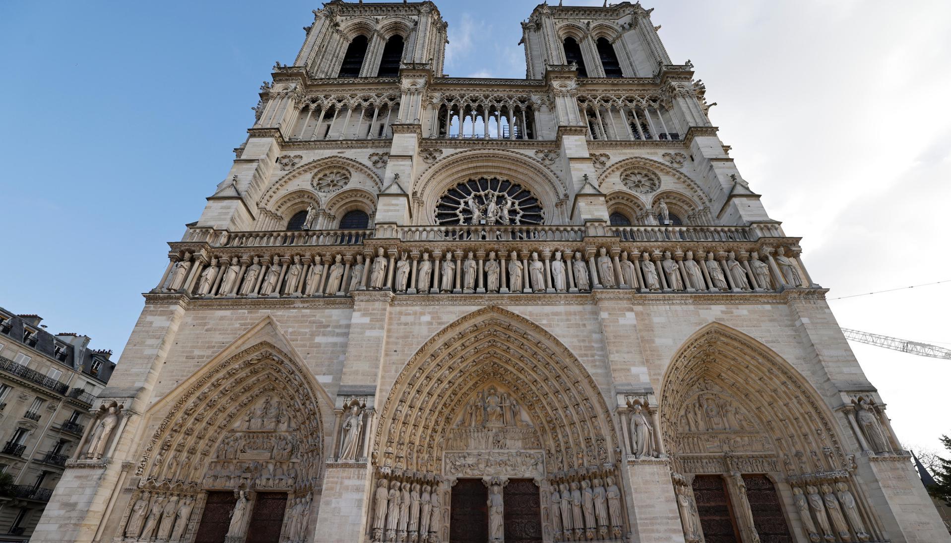 Fachada de la catedral de Notre Dame de París. 