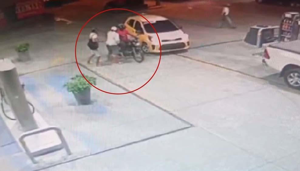 Momento en que los ladrones se dieron a la huida con el bolso lleno de dinero. 