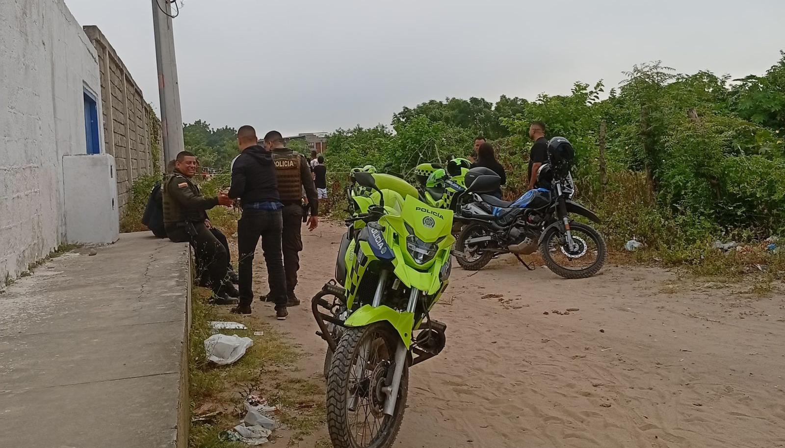 La Policía acordonó el área donde fue encontrado el cuerpo. 