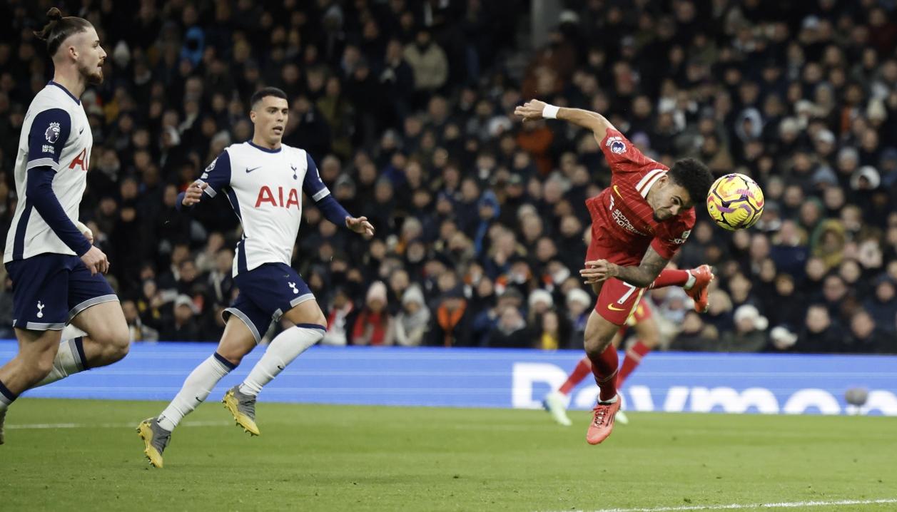 Luis Díaz marcando su primer gol ante el Tottenham. 
