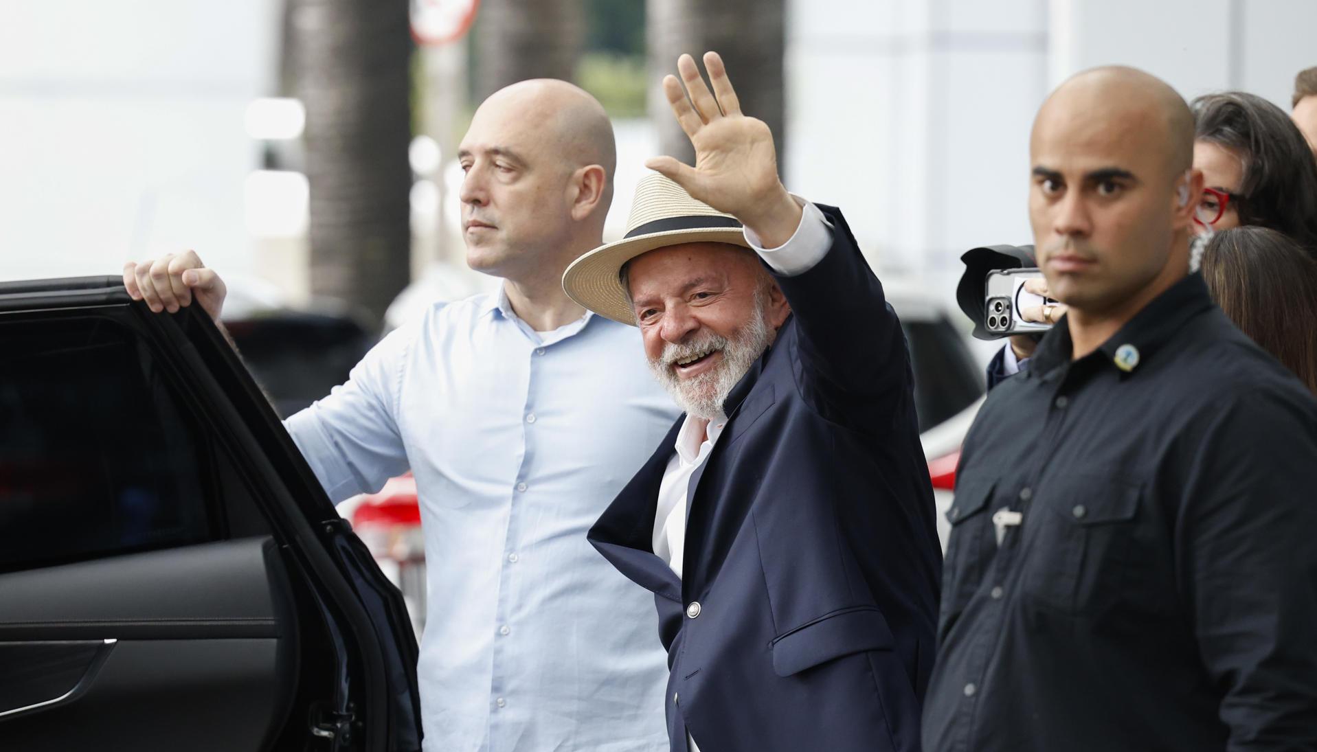 Lula abandonando el hospital.