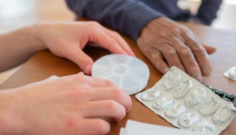 Un médico atiende un paciente.