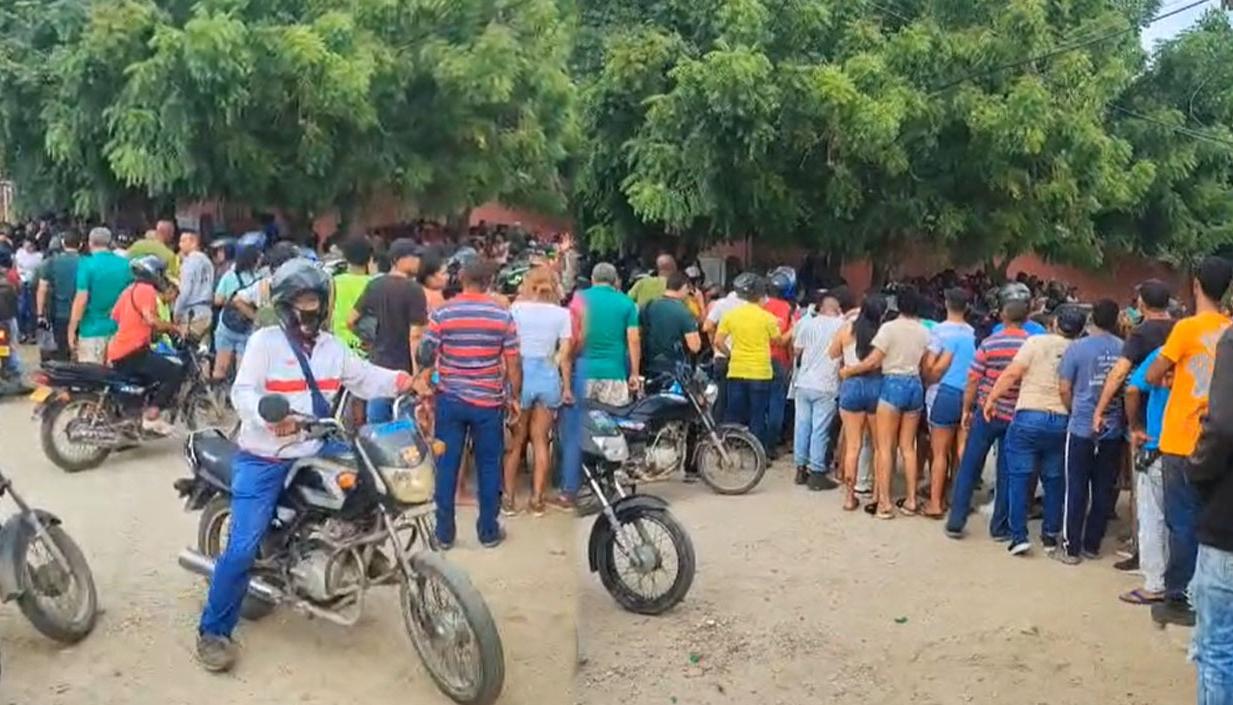 Momentos en que 'Lalo' era socorrido por la comunidad.