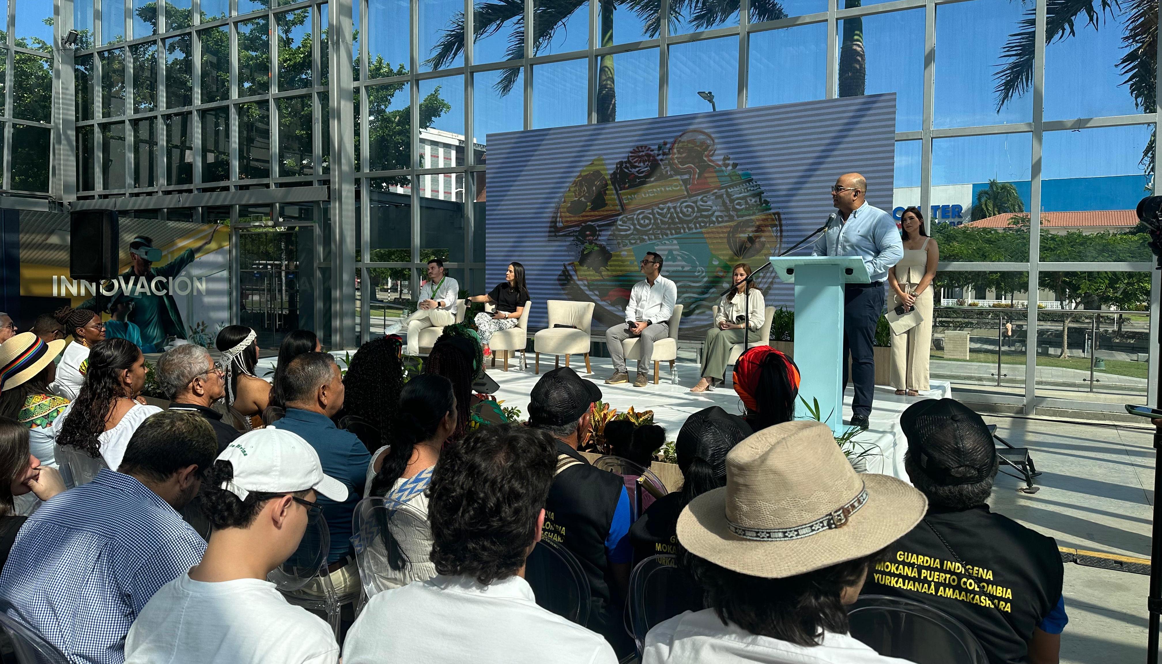 Encuentro ‘Somos Sostenibilidad’ en el Cubo de Cristal de la Plaza de la Paz.