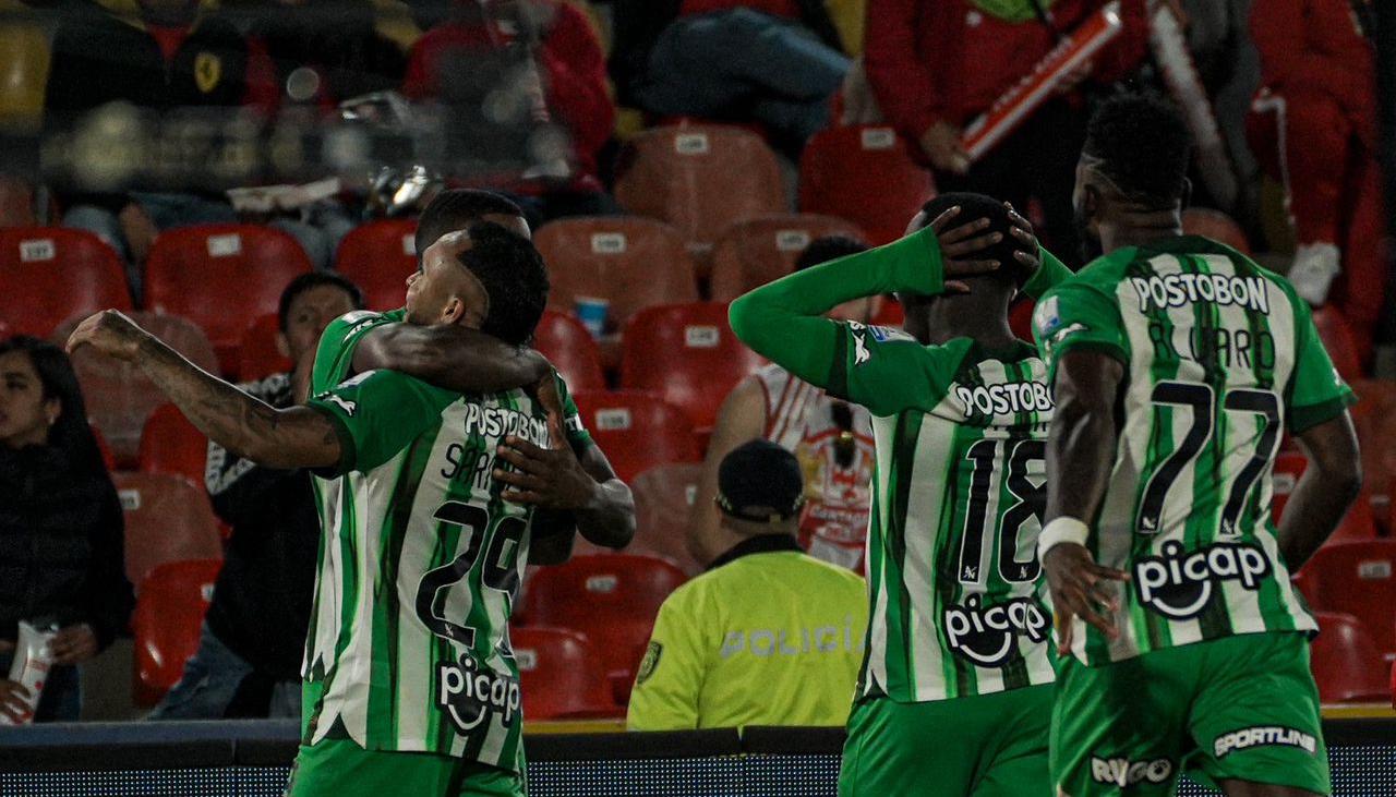 Atlético Nacional goleó a Santa Fe en Bogotá.