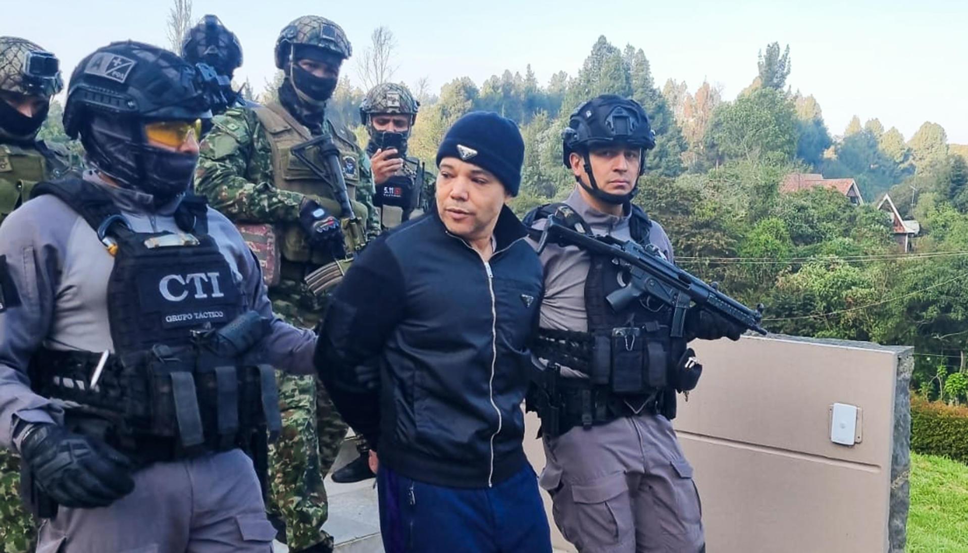 Ejército y CTI custodiando al capturado.