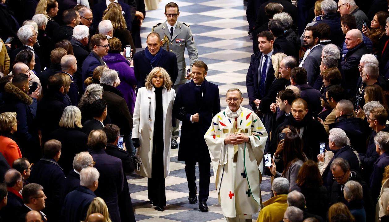 El presidente francés, Emmanuel Macron (D), y su esposa, Brigitte.