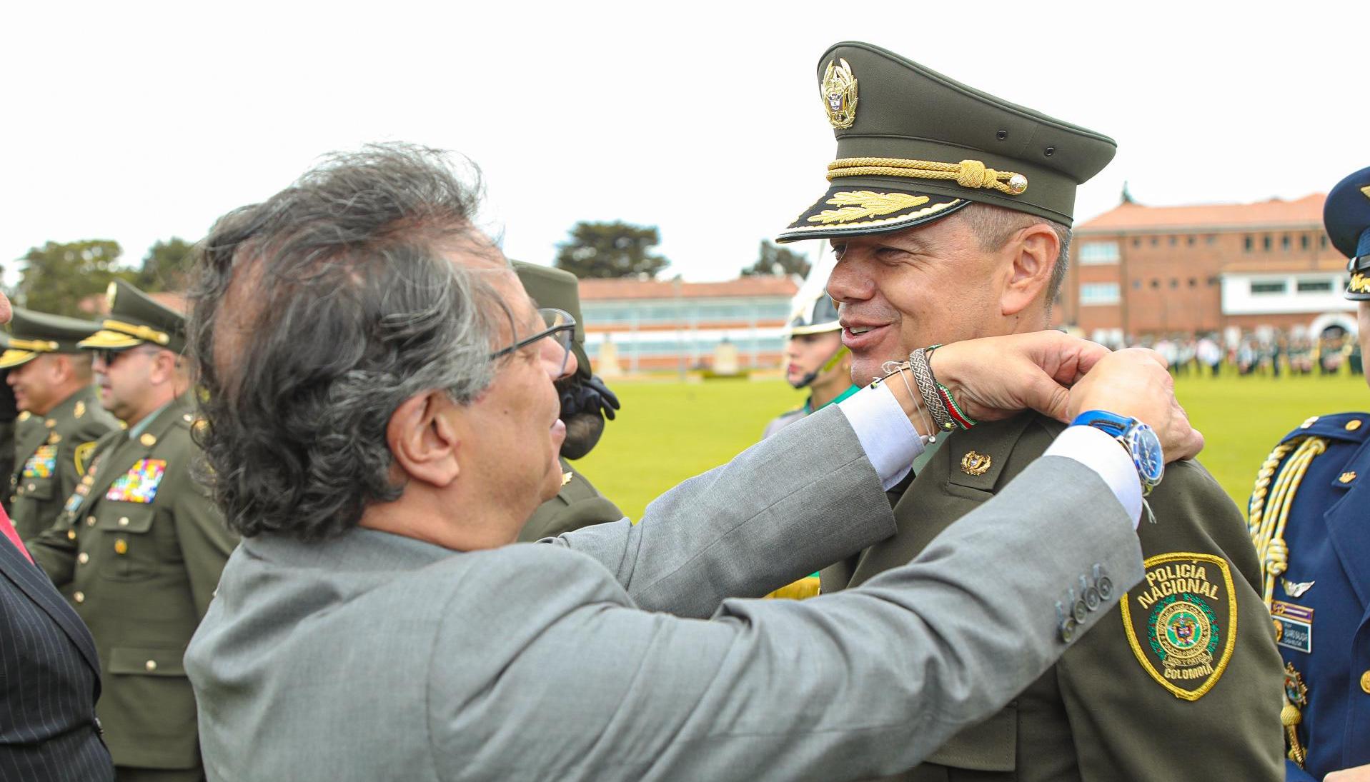 La ceremonia de ascenso del General y otros oficiales contó con la presencia del Presidente Gustavo Petro. 