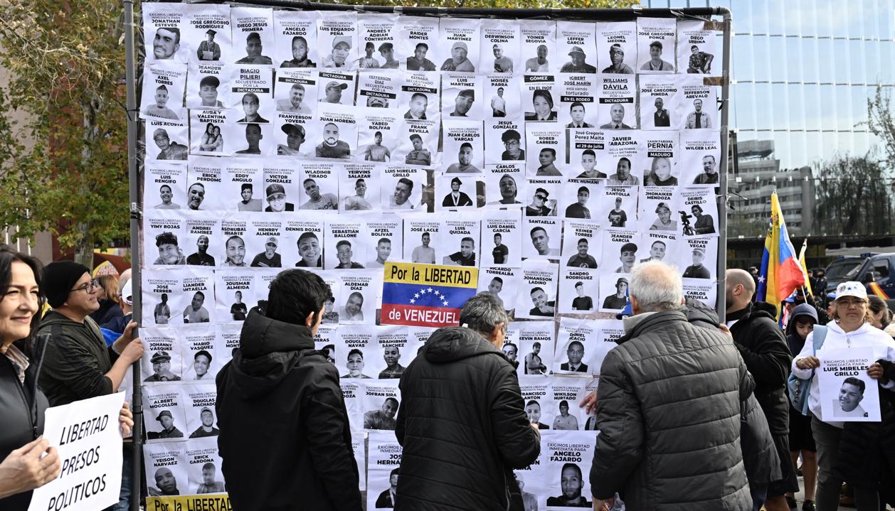 Un cartel muestra fotografías de presos políticos en Venezuela.