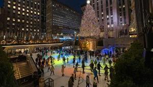 Pista de hielo junto al árbol del Rockefeller Center, en Manhattan Nueva York (Estados Unidos).