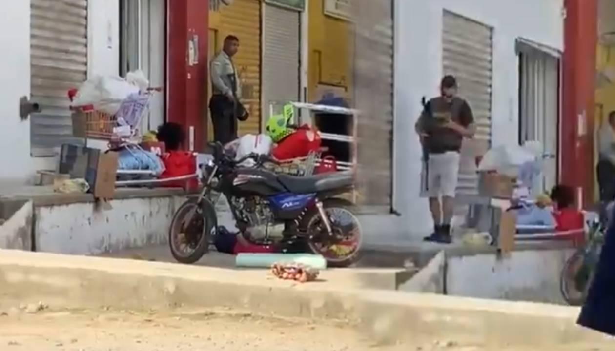 Policía en el exterior del supermercado.