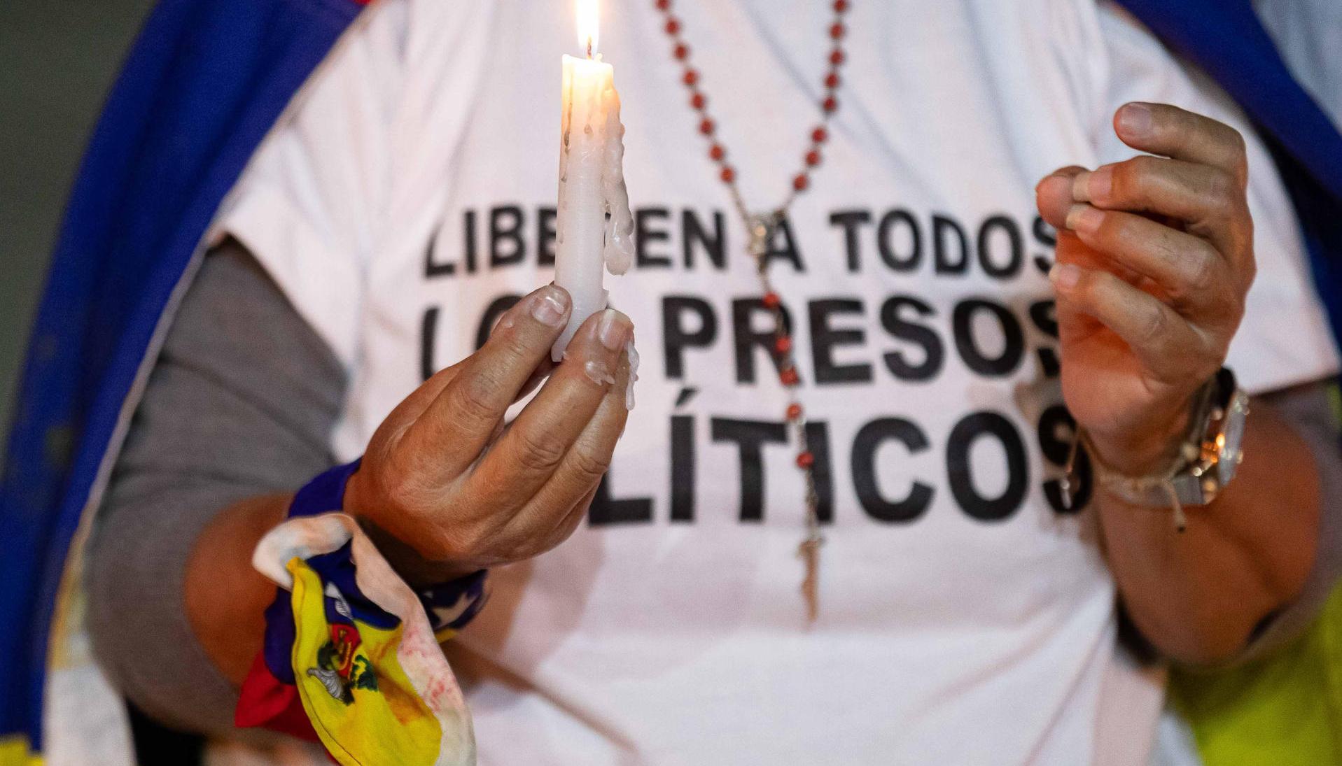 Una mujer sostiene una vela durante una vigilia por los "presos políticos". 