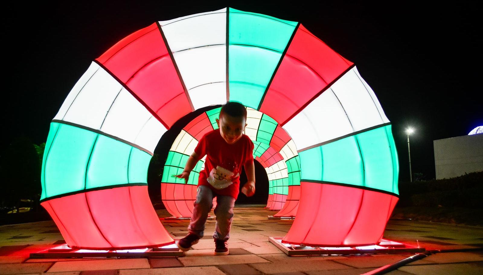 Niños disfrutando el alumbrado navideño de la ciudad. 