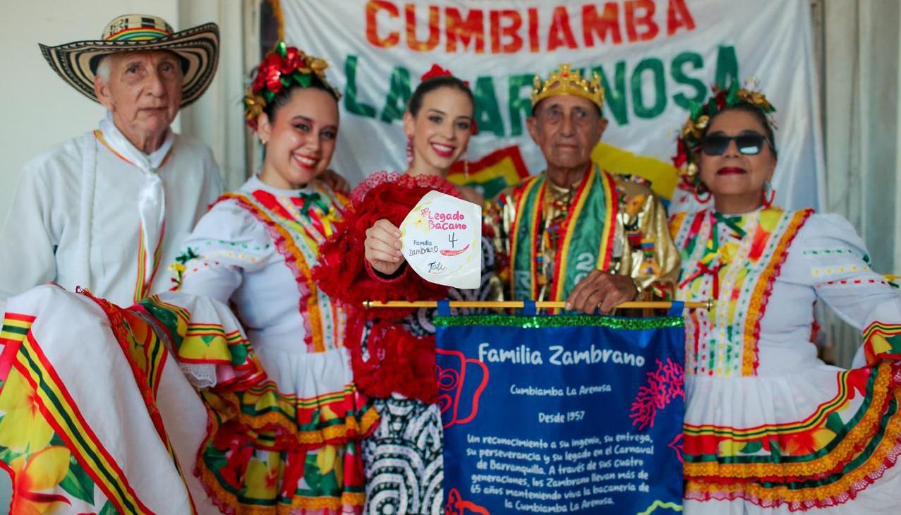 La reina del Carnaval de Barranquilla 2025, Tatiana Angulo Fernández de Castro, con la cumbiamba La Arenosa. 